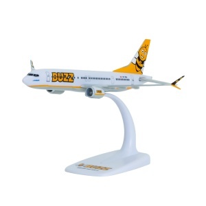 Macheta avion Buzz Boeing B737-8Max, plastic, 20 cm, scara 1:200