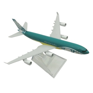 Machetă avion BWIA West Indies Airways Airbus A340, metal, 16 cm, scara 1:400 - Img 3