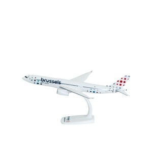 Macheta avion Brusseles Airlines Airbus A330-300, plastic, 32 cm, scara 1:200 - Img 2
