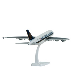 Macheta avion Singapore Airlines Airbus A380-800, plastic, 30 cm, scara 1:250 - Img 3