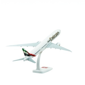 Macheta avion Emirates Boeing B777-300ER, plastic, 36,5 cm, scară 1:200 - Img 3