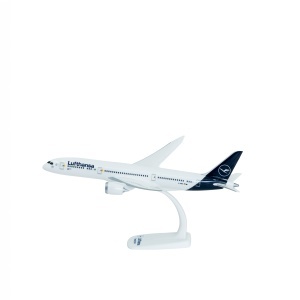 Macheta avion Lufthansa Boeing B787-9, Dreamliner, plastic, 31.5 cm, scara 1:200 - Img 2
