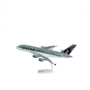 Macheta avion Qatar Airways Airbus A380, plastic, 37.5 cm, 1:200 - Img 2