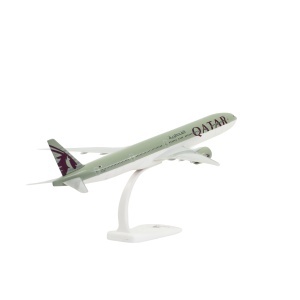 Macheta avion Qatar Airways Boeing B777-300ER, plastic, 36,5 cm, scara 1:200 - Img 3