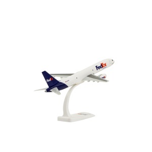 Macheta avion FedEx Boeing B757-200, plastic, 23.5, scara 1:200 - Img 3