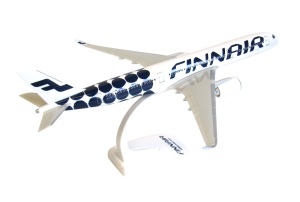 Macheta avion Finnair Marimekko Airbus A350-900, plastic, 34 cm, scara 1:200 - Img 3