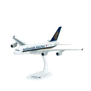 Macheta avion Singapore Airlines Airbus A380-800, plastic, 30 cm, scara 1:250