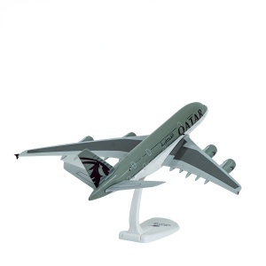 Macheta avion Qatar Airways Airbus A380, plastic, 37.5 cm, 1:200 - Img 3