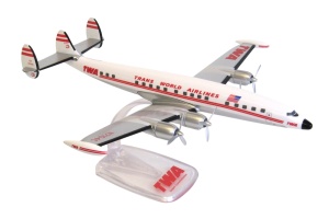 Macheta avion TWA Connie, plastic, 28 cm, scara 1:125 - Img 3