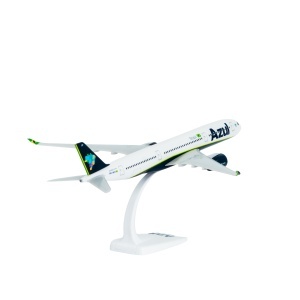 Macheta avion Air Azul Airbus A350-900, plastic, 34 cm, scara 1:200 - Img 3