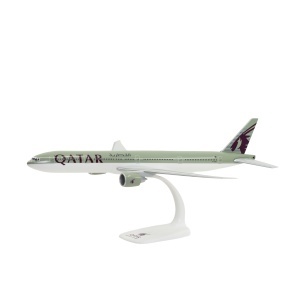 Macheta avion Qatar Airways Boeing B777-300ER, plastic, 36,5 cm, scara 1:200