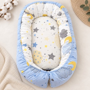 Baby nest bebe cuib pentru nou nascut model stelute si norisori bleu 50x70 cm, prezentare in decor