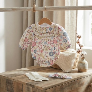 Body bebe fetita din muselina cu imprimeu floral, bentita cu funda si sosete - Img 4