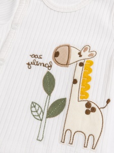 Compleu bebe alb cu caciulita si broderie girafa din bumbac ribat premium - Img 3
