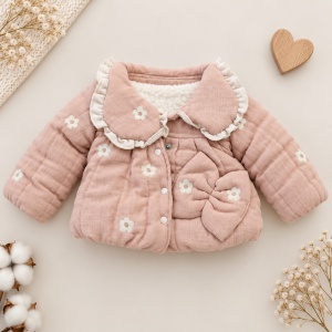 Costum bebe 3 piese roz pudra cu geaca imblanita, bluza si pantaloni evazati, prezentare in decor