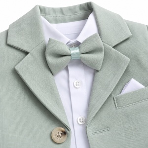 Costum ceremonie bebe baiat 3 piese verde salvie sacou body si papion, prezentare in decor