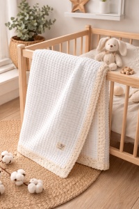 Paturica alba bebe 110x100 cm bumbac moale cu bordura eleganta crem