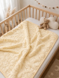 Paturica bebe ivoire cu model embosat 100x100 cm pufoasa moale pentru nou nascut