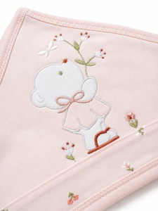 Prosop bebe cu gluga 80x90 cm, alb cu roz pal, broderie ursulet cu flori - Img 4