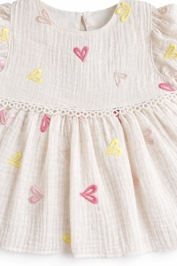 Rochita bebe fetita din muselina crem cu inimioare brodate si volane roz - Img 4
