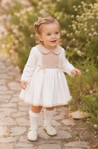 Rochita bebe fetite din muselina alba cu guler bej si fundite elegante - Img 2