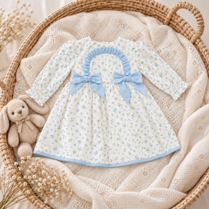 Rochita fetita crem cu imprimeu bleu si broderie, prezentare in decor