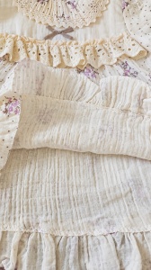 Rochita fetita ivory cu imprimeu floral si volane, detaliu material si finisaje
