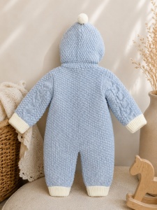 Salopeta bebe albastra din lana cu gluga si interior imblanit pentru sezonul rece, prezentare in decor