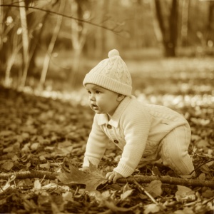 Salopeta tricotata bebe bej cu nasturi si caciulita, fotografie lifestyle