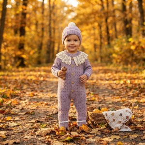 Salopeta bebe din lana naturala lila cu guler din dantela si caciulita asortata