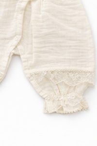 Salopeta bebe fetita muselina ivoire dantela eleganta set cu bentita - Img 6