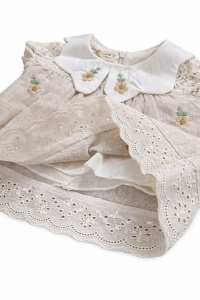 Set bebe 2 piese vara bluza pantaloni scurti bej flori dantela fete - Img 5