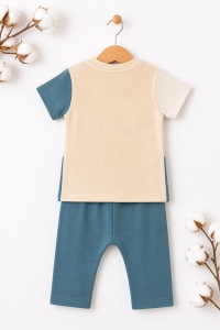 Set haine bebe baiat 2 piese bumbac premium – tricou cu barcute si pantaloni verzi, fotografie de produs pe fundal alb