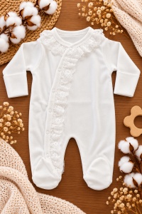 Set nou nascut 10 piese bumbac alb cu dantela, paturica, salopeta, body si accesorii - Img 4