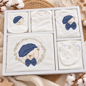 Set nou nascut 10 piese bumbac alb cu ursulet bleu, paturica, body, pantaloni si accesorii - Img 4