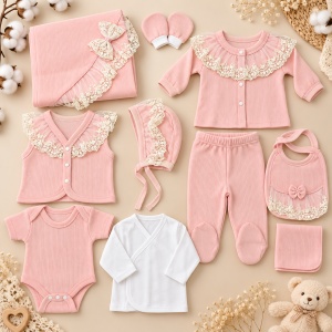 Set nou nascut 10 piese bumbac, roz, cu dantela, paturica, body, pantaloni si accesorii