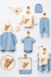 Set nou nascut 7 piese din bumbac organic albastru cu paturica, body si imprimeu koala, fotografie de produs pe fundal alb