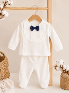 Set nou nascut elegant 10 piese din 100% bumbac alb cu papion bleumarin si paturica, detaliu material si finisaje