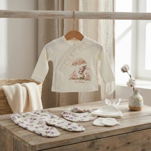 Set nou nascut fetita 5 piese din bumbac, crem cu imprimeu floral mov si iepuras, pantaloni cu botosei - Img 2