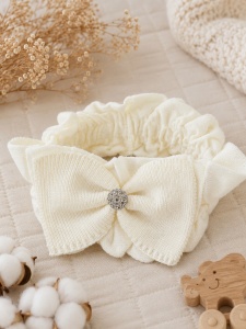 Set premium 4 piese pentru bebe fetita din lana de oaie cu port-bebe tricotat, salopeta, caciulita, botosei, prezentare in decor