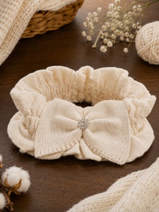 Set premium pentru bebe din lana de oaie 4 piese cu port-bebe si salopeta tricotata crem, prezentare in decor