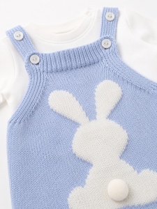 Set salopeta tricotata bleu cu iepuras si bluza crem pentru bebelusi din acril - Img 4