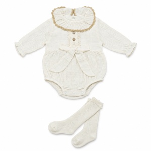 Body bebe fetita din muselina crem cu volane, funda si sosete asortate - Img 4