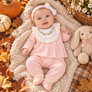 Compleu bebe fetita 3 piese roz piersica cu bluza brodata pantaloni cu botosei si bentita