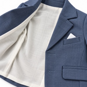 Costum bebe baiat albastru denim 3 piese cu sacou camasa si pantaloni elegant, prezentare in decor