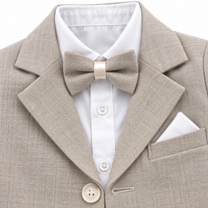 Costum bebe baiat bej nisipiu 3 piese sacou pantaloni camasa alba cu papion, prezentare in decor