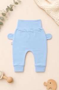 Pantaloni bebe albastri din bumbac cu ursulet si urechi decorative pentru baietei - Img 3