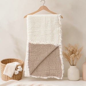 Patura bebe din muselina 4 straturi, 90x90 cm, crem-bej, moale si respirabila, prezentare in decor