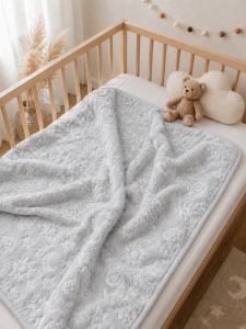 Paturica bebe gri cu model embosat 100x100 cm pufoasa moale pentru nou nascut