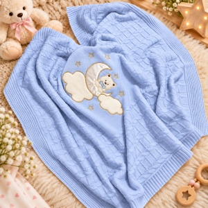 Paturica bebe imblanita 85x95 cm, tricot bleu, cu ursulet, luna si stelute - Img 2